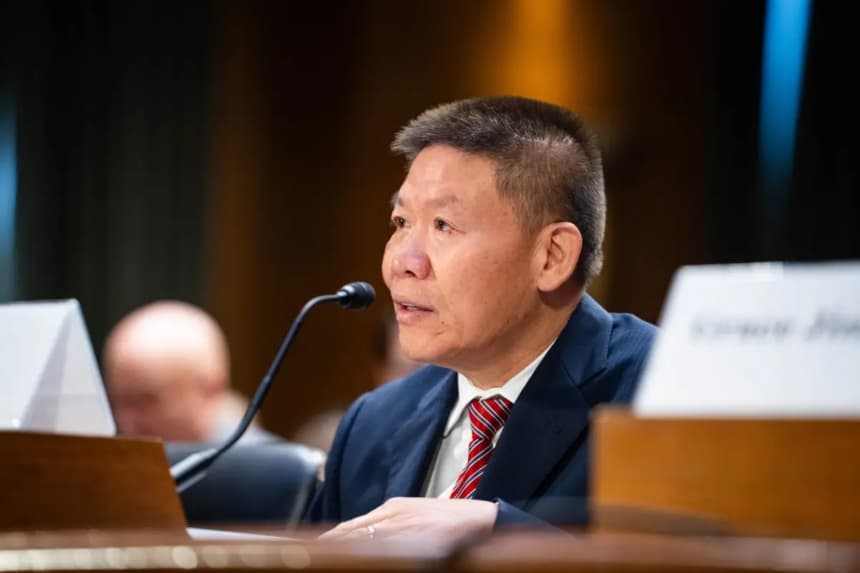 Bob Fu, fundador y presidente de ChinaAid, testifica ante la Comisión Ejecutiva del Congreso sobre China (CECC) en el Capitolio, en Washington, el 20 de noviembre de 2025. (Madalina Kilroy/The Epoch Times)