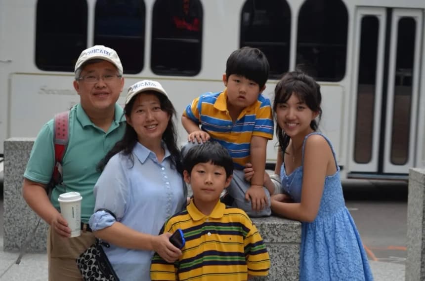 Ezra Jin, fundador de la Iglesia Zion en China, con su familia en una foto sin fecha. (Cortesía de Grace Jin Drexel)