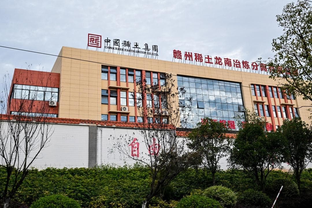 Vista de la planta de procesamiento del China Rare Earth Group en el condado de Longnan, provincia de Jiangxi, China, el 20 de noviembre de 2025. Mientras los países compiten por socavar el dominio de la China comunista en los minerales críticos, las empresas emergentes están recurriendo a la extracción de metales de pozos de petróleo, flujos de residuos y aparatos electrónicos desechados para recuperar materiales controlados durante mucho tiempo por Beijing. (Héctor Retamal/AFP a través de Getty Images)