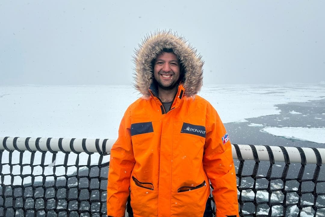 Eric Herrera, director ejecutivo de MaverickX, en una expedición de investigación en la Antártida el 9 de diciembre de 2025. La empresa de Herrera está desarrollando métodos para recuperar más metal de los minerales y residuos existentes, extrayendo todo el valor posible de las rocas y los aparatos electrónicos desechados. (Cortesía de MaverickX)