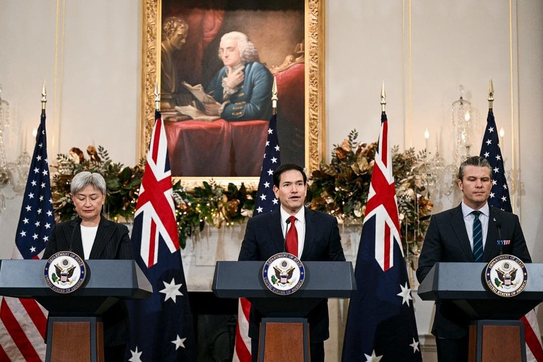 (De izquierda a derecha) La ministra de Relaciones Exteriores de Australia, Penny Wong, el secretario de Estado de EE. UU., Marco Rubio, y el secretario de Guerra de EE. UU., Pete Hegseth, pronuncian sus discursos durante la 35.ª Consulta Ministerial entre Australia y EE. UU. celebrada en Washington el 8 de diciembre de 2025. (Brendan Smilowski/AFP a través de Getty Images)