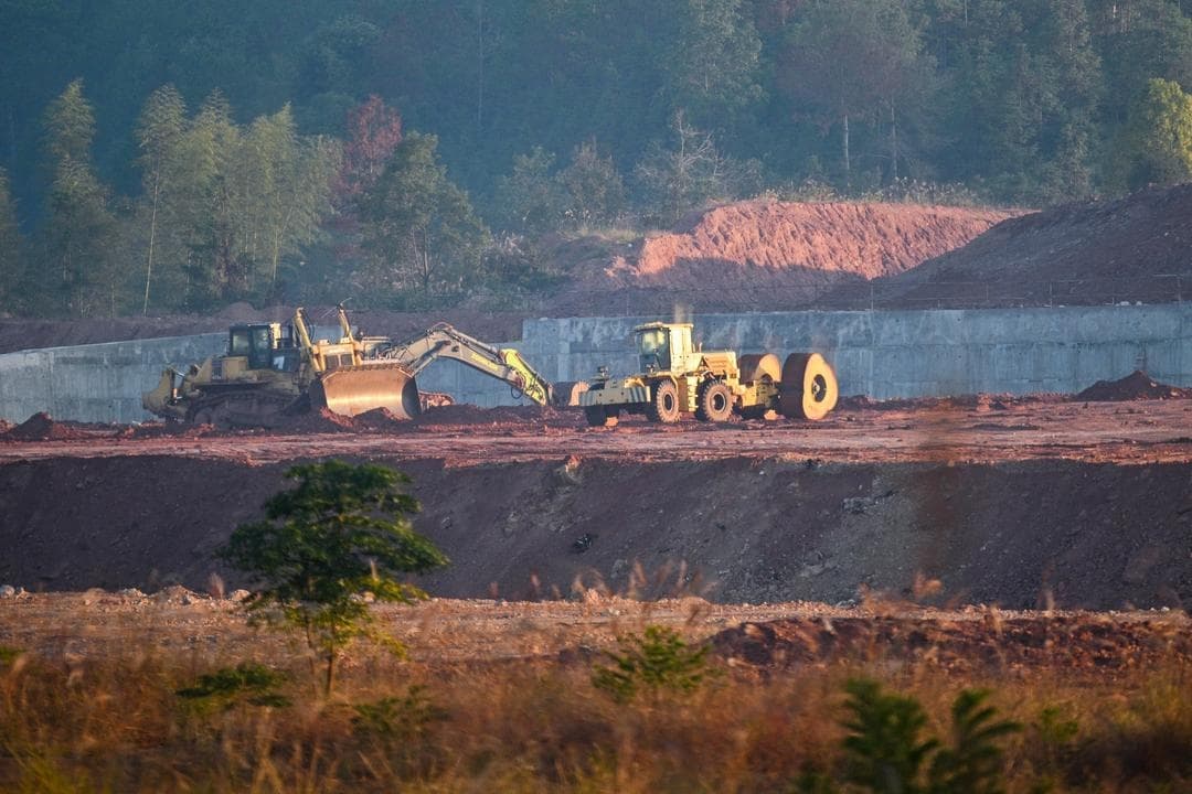 El Parque Industrial de Tierras Raras está en construcción en el condado de Anyuan, provincia de Jiangxi, China, el 21 de noviembre de 2025. China controla actualmente alrededor del 90 % de la capacidad mundial de procesamiento, fundición y separación de elementos de tierras raras. (Héctor Retamal/AFP a través de Getty Images)