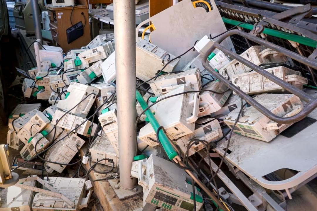 Una pila de residuos electrónicos, en esta foto de archivo. El método de calentamiento por flash Joule desarrollado por el laboratorio de James Tour recupera metales preciosos de los residuos electrónicos en segundos. (Captura de pantalla vía The Epoch Times, Brandon Martin/Universidad Rice)