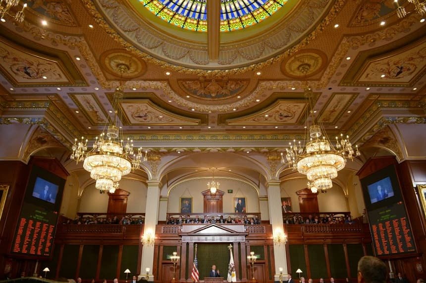 El presidente de  Estados Unidos, Barack Obama, se dirige a la Asamblea General de Illinois en el Capitolio del estado de Illinois, en Springfield, Illinois, el 10 de febrero de 2016. (MANDEL NGAN/AFP vía Getty Images)
