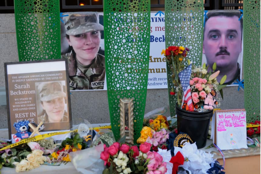 Un memorial improvisado frente a la estación de metro Farragut West el 1 de diciembre de 2025 en Washington, D.C. (Heather Diehl/Getty Images)