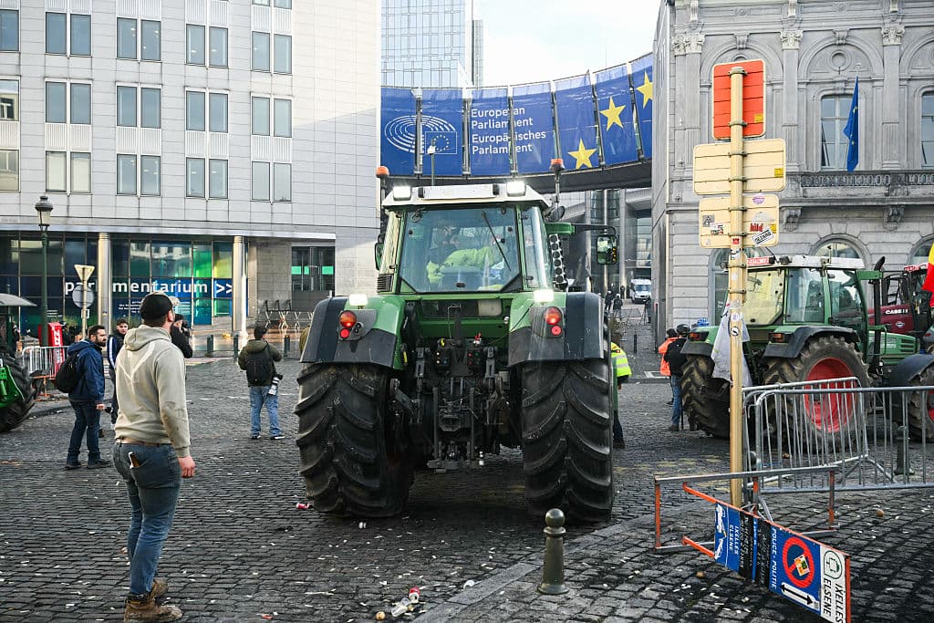 Tractores llegan frente al Parlamento Europeo, durante una protesta de agricultores para denunciar las reformas de la Política Agrícola Común (PAC) y los acuerdos comerciales como el Mercosur, en Bruselas, el 18 de diciembre de 2025, organizada por Copa-Cogeca, la principal asociación que representa a los agricultores y cooperativas agrícolas de la UE. (Foto de NICOLAS TUCAT / AFP a través de Getty Images)