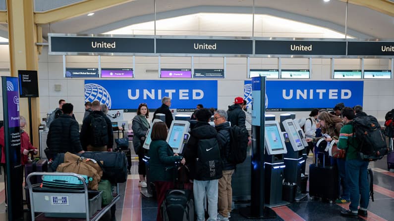 Aerolíneas cancelan más de 1500 vuelos en todo EE. UU. debido a la tormenta invernal