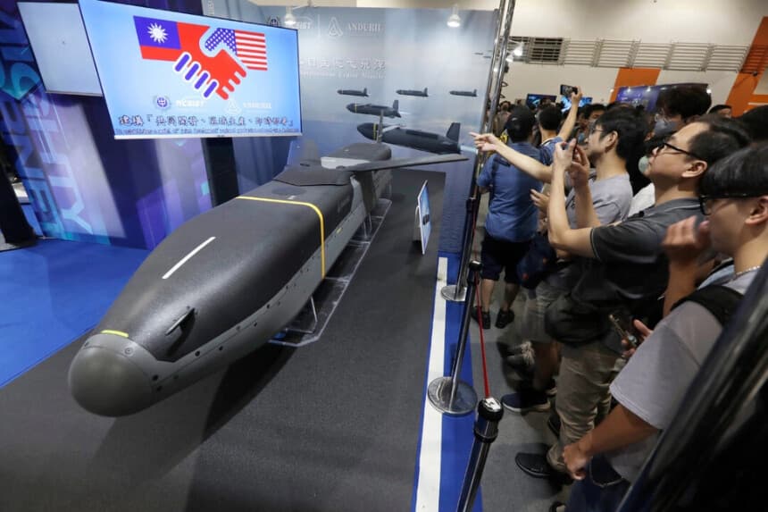 El misil de crucero autónomo de bajo coste Barracuda 500, fabricado conjuntamente por la empresa estadounidense Anduril y el Instituto Nacional Chung-Shan de Ciencia y Tecnología de Taiwán, se exhibe durante la Exposición de Tecnología Aeroespacial y de Defensa de Taipéi (TADTE) en el Centro de Exposiciones Nangang de Taipéi, Taiwán, el 20 de septiembre de 2025. (Chiang Ying-ying/AP Photo)