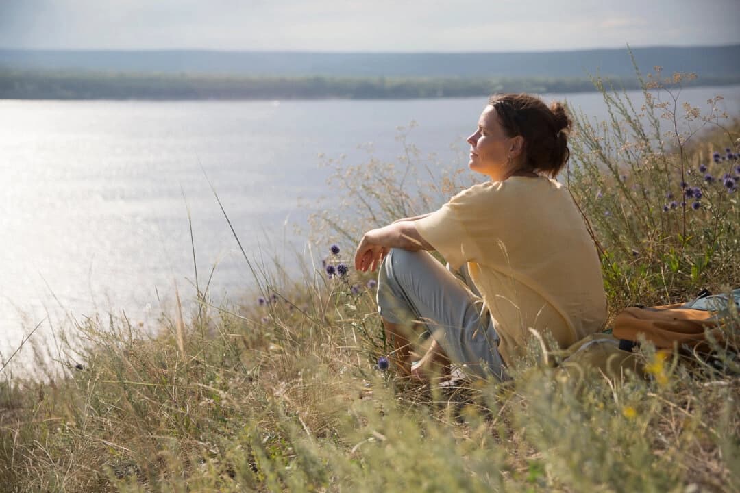 "Estoy bien. ¿De verdad?" es tanto un reto como una invitación a ser sincero, a estar tranquilo y a encontrar la paz en medio de las exigencias de la vida. Ulza/Shutterstock