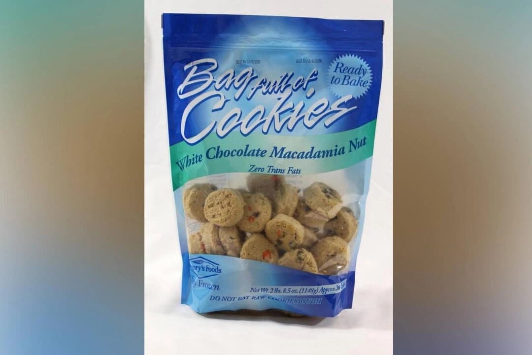 Imagen de la bolsa de galletas congeladas de nueces de macadamia y chocolate blanco retiradas del mercado de Gregory's Foods. (Cortesía de la FDA).