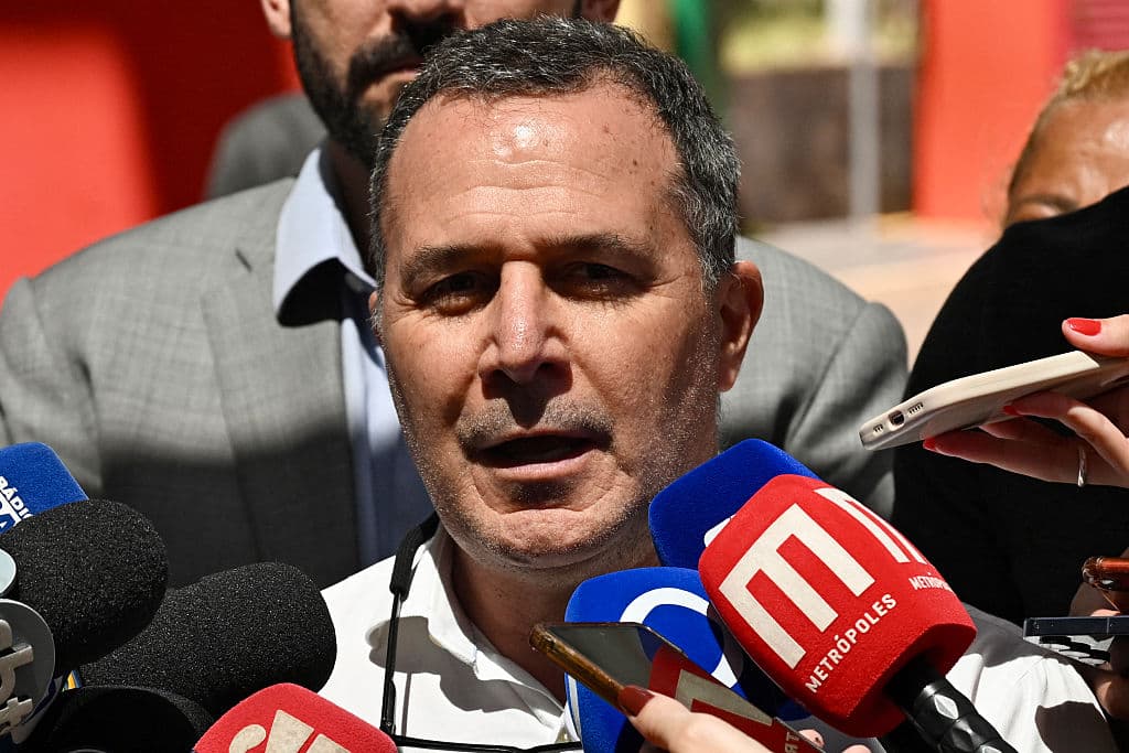 El médico jefe del equipo que atiende al expresidente de Brasil (2019-2023) Jair Bolsonaro, Claudio Birolini, habla con los reporteros después de que Bolsonaro se sometiera a una cirugía en el Hospital DF Star de Brasilia el 25 de diciembre de 2025. Bolsonaro cumple una condena de 27 años de prisión por intento de golpe de Estado, se sometió a una cirugía "exitosa", anunció su esposa en Instagram. (Foto de Evaristo Sa / AFP vía Getty Images)
