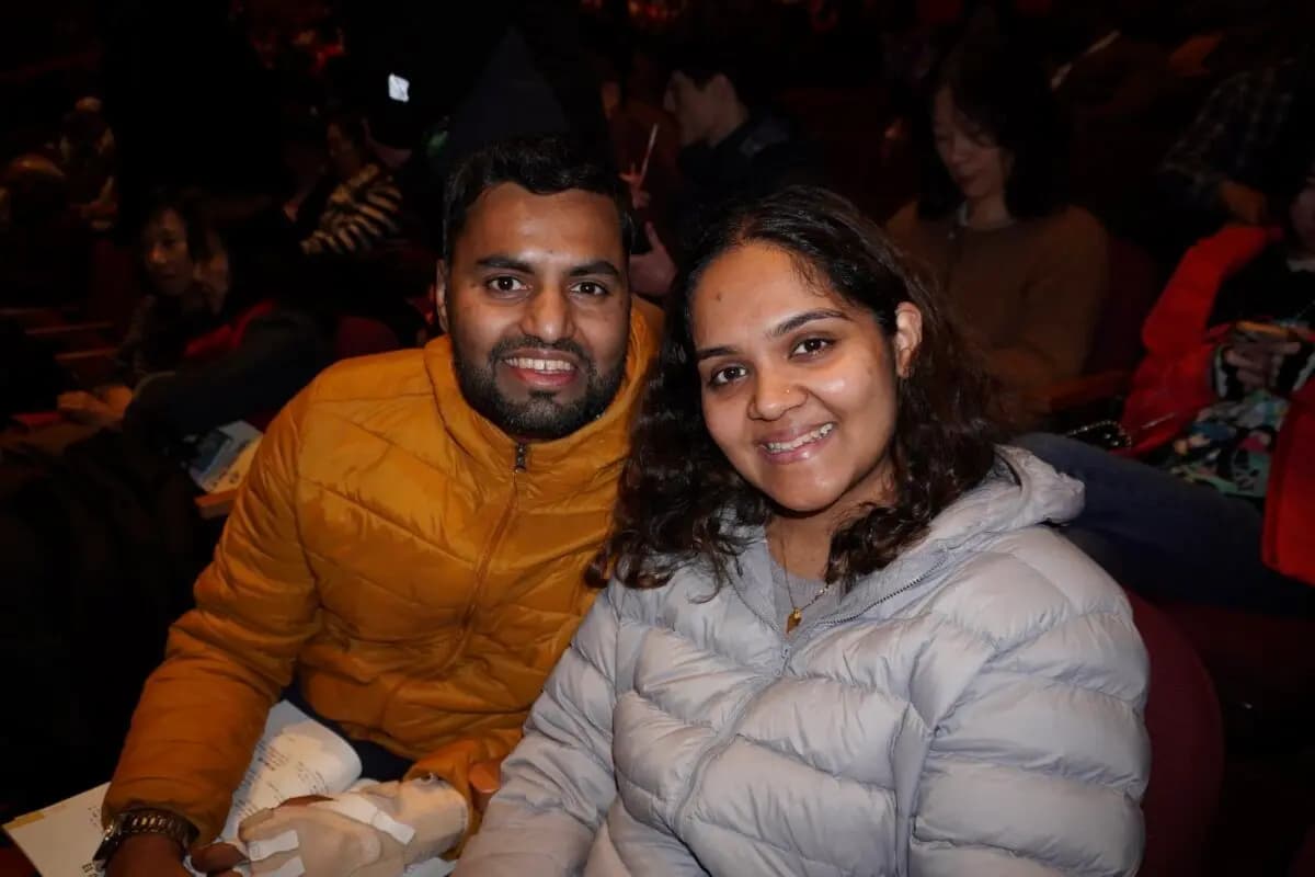 <em>Harish y Shruti Kishor disfrutaron de Shen Yun Performing Arts en el Centro de Artes Escénicas de San José el día de Navidad, el 26 de diciembre de 2025. (Lily Yu/The Epoch Times)</em>