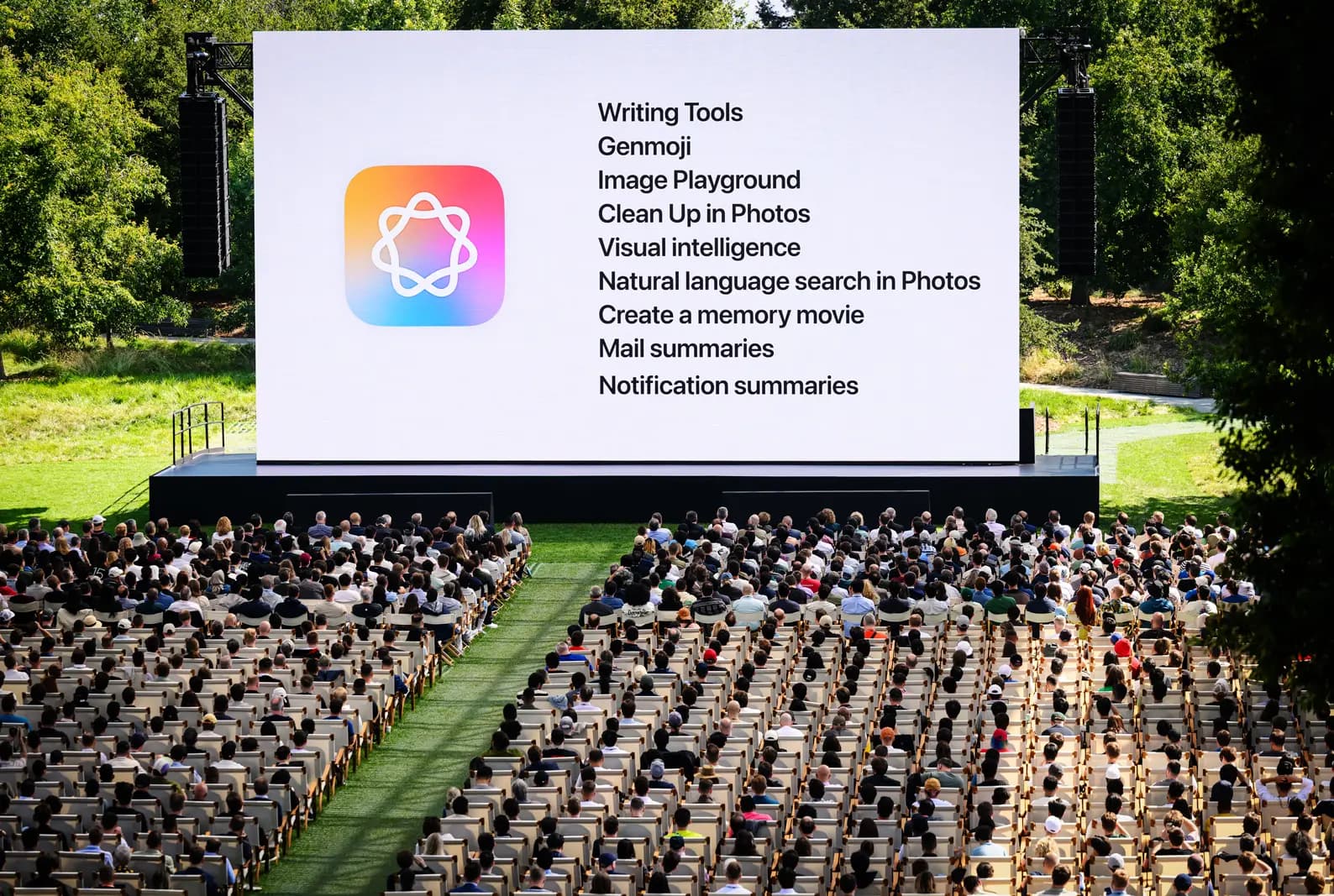 Apple anuncia mejoras en su sistema de inteligencia artificial (IA), "Apple Intelligence", durante el evento anual de Apple en la sede corporativa de la empresa en Cupertino, California, el 9 de junio de 2025. Apple se encuentra entre las cinco principales empresas del S&P 500 que más invierten en IA. (Josh Edelson/AFP a través de Getty Images)