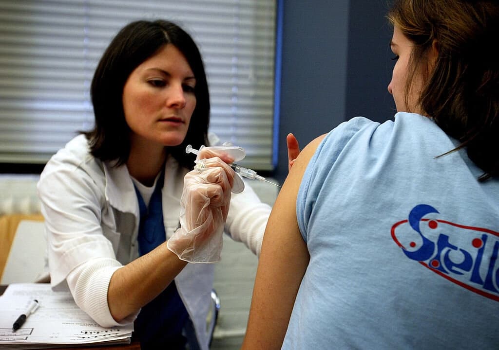 Una enfermera administra la vacuna contra la gripe en la ciudad de Nueva York, el 11 de noviembre de 2002. Robert Giroux/Getty Images