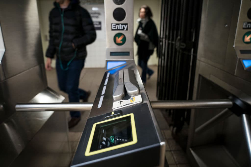 Vista de un nuevo lector de pagos para smartphones en un torniquete de la estación de metro de Wall Street, el 10 de noviembre de 2017 en la ciudad de Nueva York. A finales de octubre, la Autoridad Metropolitana de Transporte (MTA) anunció su intención de sustituir las MetroCards por pagos electrónicos en los próximos seis años. La primera fase del plan está prevista para finales de 2019, con 500 torniquetes de metro equipados con la nueva tecnología. (Foto de Drew Angerer/Getty Images)