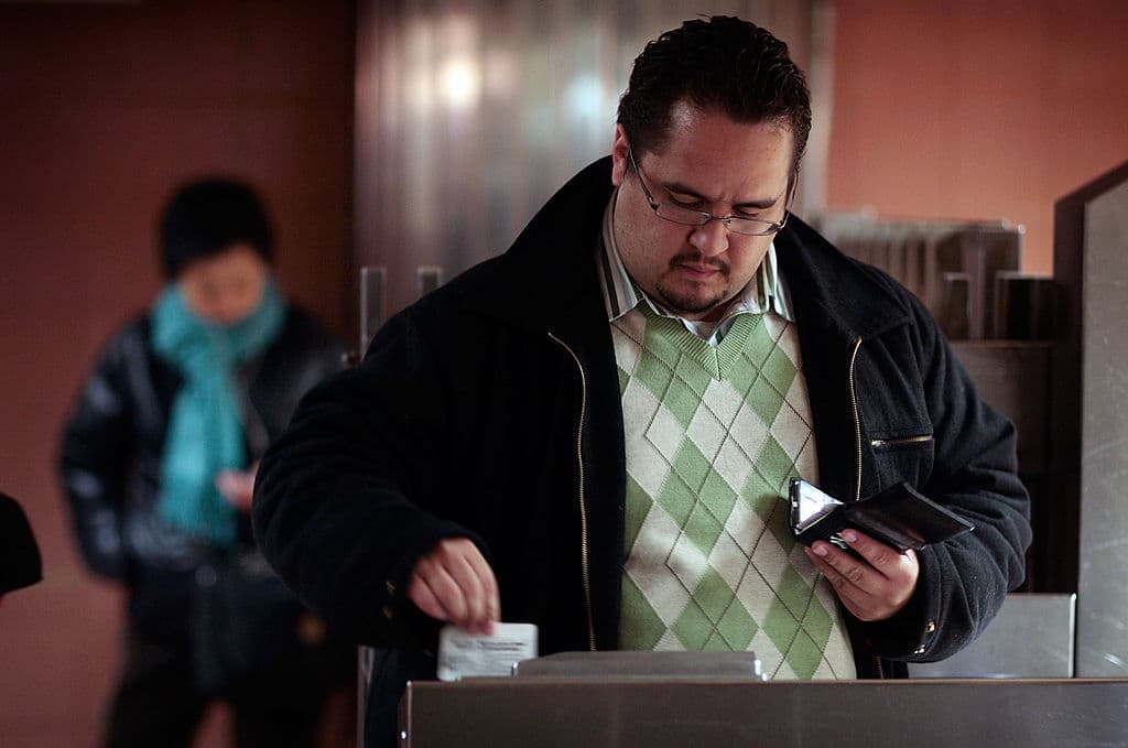 Un pasajero del metro pasa su Metrocard por un lector en la estación Grand Central el 25 de marzo de 2009 en la ciudad de Nueva York. (Foto de Chris Hondros/Getty Images)