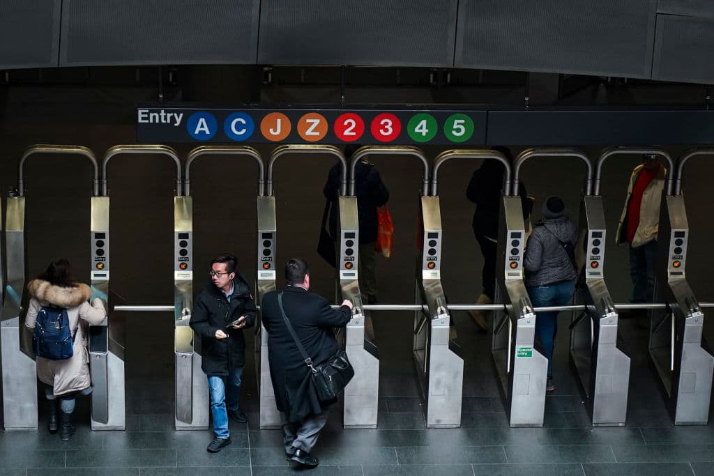 Pasajeros pasan por los torniquetes de la estación de metro Fulton Center, el 27 de febrero de 2019 en la ciudad de Nueva York. (Foto de Drew Angerer/Getty Images)