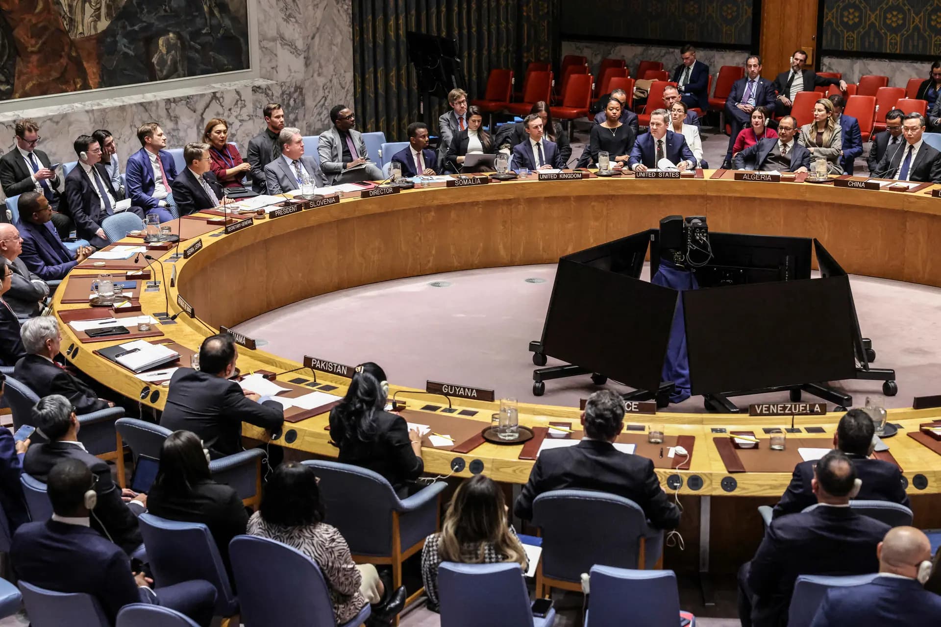 El embajador de Estados Unidos ante las Naciones Unidas, Mike Waltz (3.º der.), habla durante una reunión del Consejo de Seguridad de las Naciones Unidas sobre las acciones militares de Estados Unidos contra Venezuela, en la sede de la ONU en la ciudad de Nueva York, el 23 de diciembre de 2025. Angela Weiss/AFP vía Getty Images