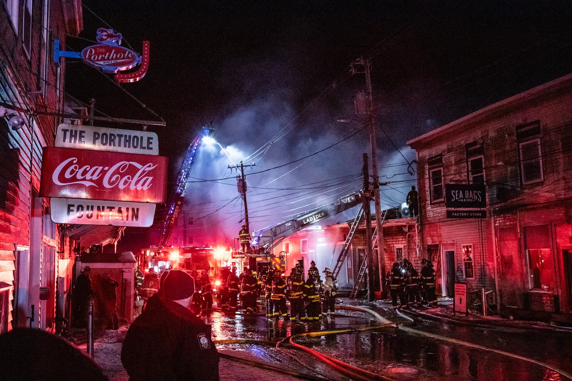 Bomberos combaten un incendio de tres alarmas en el histórico frente marítimo de Old Port en Portland, Maine, el 27 de diciembre de 2025. Las llamas y el humo se propagaron por estructuras a lo largo de Custom House Wharf, un centro de los siglos 19 y 20 para la industria pesquera de Portland que ahora incluye restaurantes de mariscos. Libby Kamrowski Kenny/Portland Press Herald vía AP