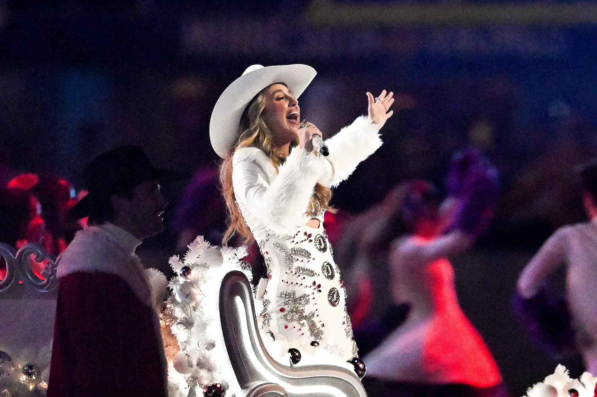 Lainey Wilson actúa en el espectáculo de medio tiempo durante el partido de la NFL entre los Minnesota Vikings y los Detroit Lions en el U.S. Bank Stadium en Minneapolis, el 25 de diciembre de 2025. Stephen Maturen/Getty Images