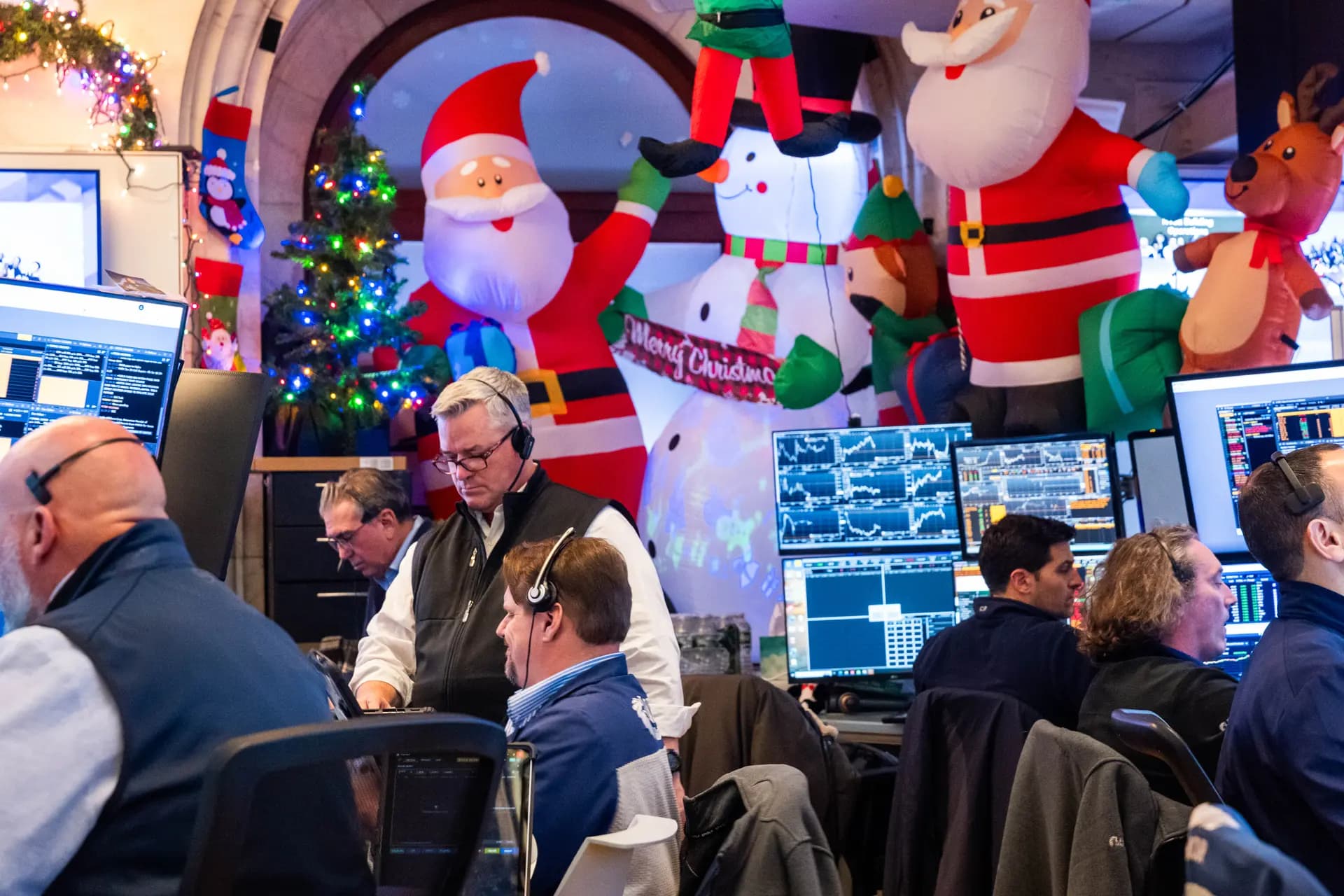 Operadores trabajan en el piso de la Bolsa de Valores de Nueva York durante una jornada de negociación acortada antes del feriado de Navidad en la ciudad de Nueva York, el 24 de diciembre de 2025. El Dow cerró con un alza de casi 300 puntos tras datos económicos positivos, lo que indica fortaleza en la economía de Estados Unidos. Spencer Platt/Getty Images