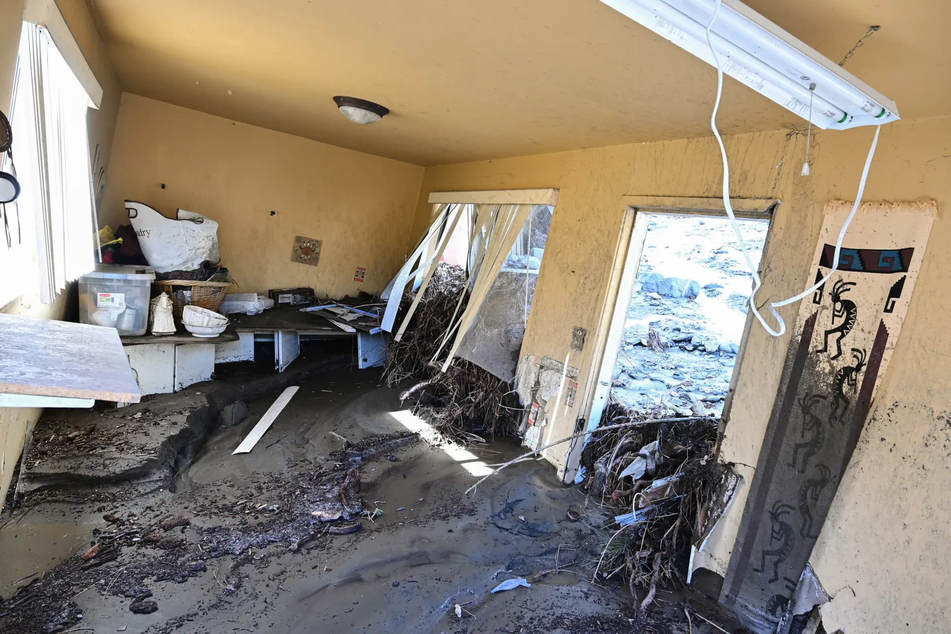 Lodo cubre el interior de una propiedad tras una serie de tormentas en Wrightwood, California, el 25 de diciembre de 2025. William Liang/AP Photo