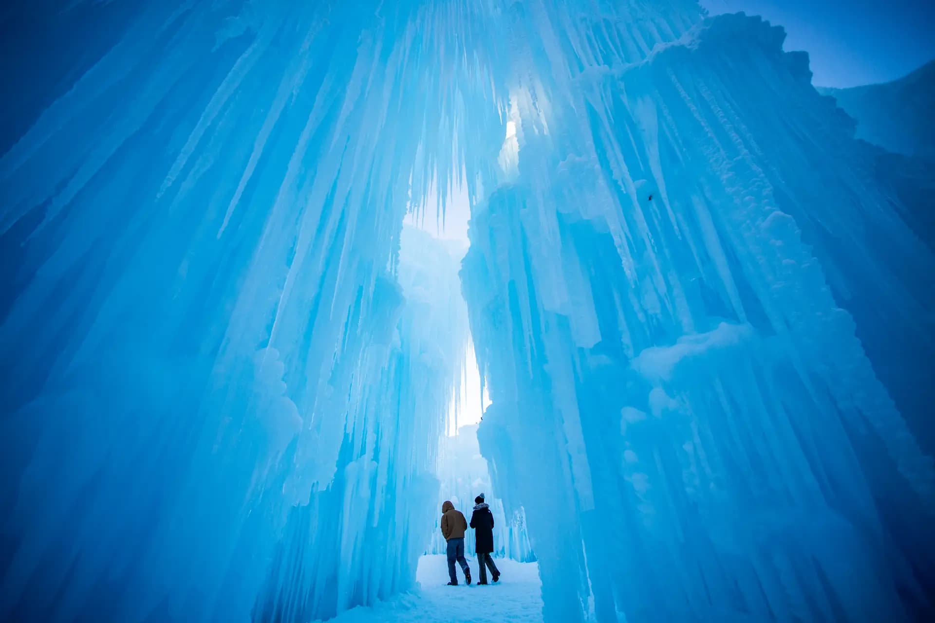 Personas exploran las cavernas y túneles de Ice Castles durante el día de apertura en North Woodstock, New Hampshire, el 27 de diciembre de 2025. Brent Christensen creó su primera obra de hielo en el jardín delantero de su casa para llevar felicidad y alegría a sus hijos y, desde 2011, Ice Castles se dedica a crear un mundo de cuevas de hielo, cascadas congeladas y glaciares formados en arcos, cavernas, toboganes y túneles. Joseph Prezioso/AFP vía Getty Images