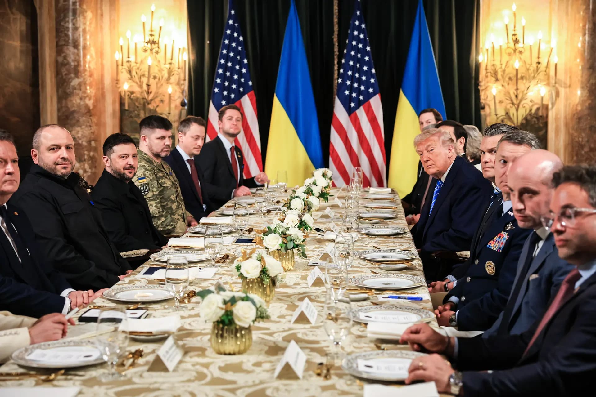 El presidente de Estados Unidos, Donald Trump, se reúne con el presidente de Ucrania, Volodymyr Zelenskyy, en la residencia Mar-a-Lago de Trump en Palm Beach, Florida, el 28 de diciembre de 2025. Trump invita a Zelenskyy a su club privado para trabajar en el plan de paz propuesto por Estados Unidos para poner fin a la guerra en Ucrania, mientras el conflicto se acerca a 4 años desde la repentina invasión a gran escala por parte de Rusia el 24 de febrero de 2022. Joe Raedle/Getty Images