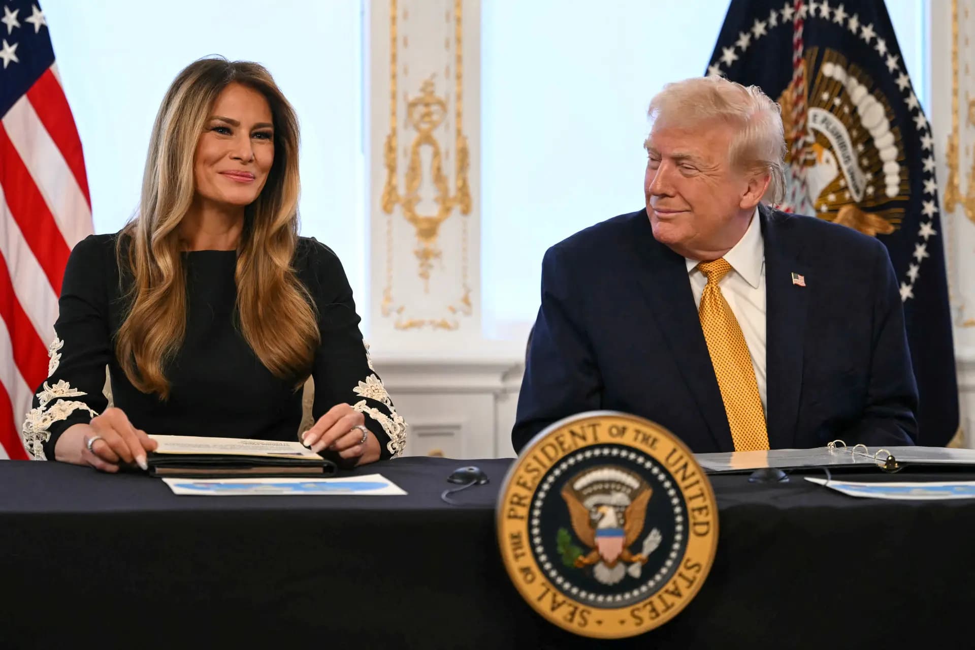 El presidente Donald Trump y la primera dama Melania Trump participan en llamadas a miembros del servicio de Estados Unidos en la víspera de Navidad, desde el club Mar-a-Lago en Palm Beach, Florida, el 24 de diciembre de 2025. Andrew Caballero-Reynolds/AFP vía Getty Images