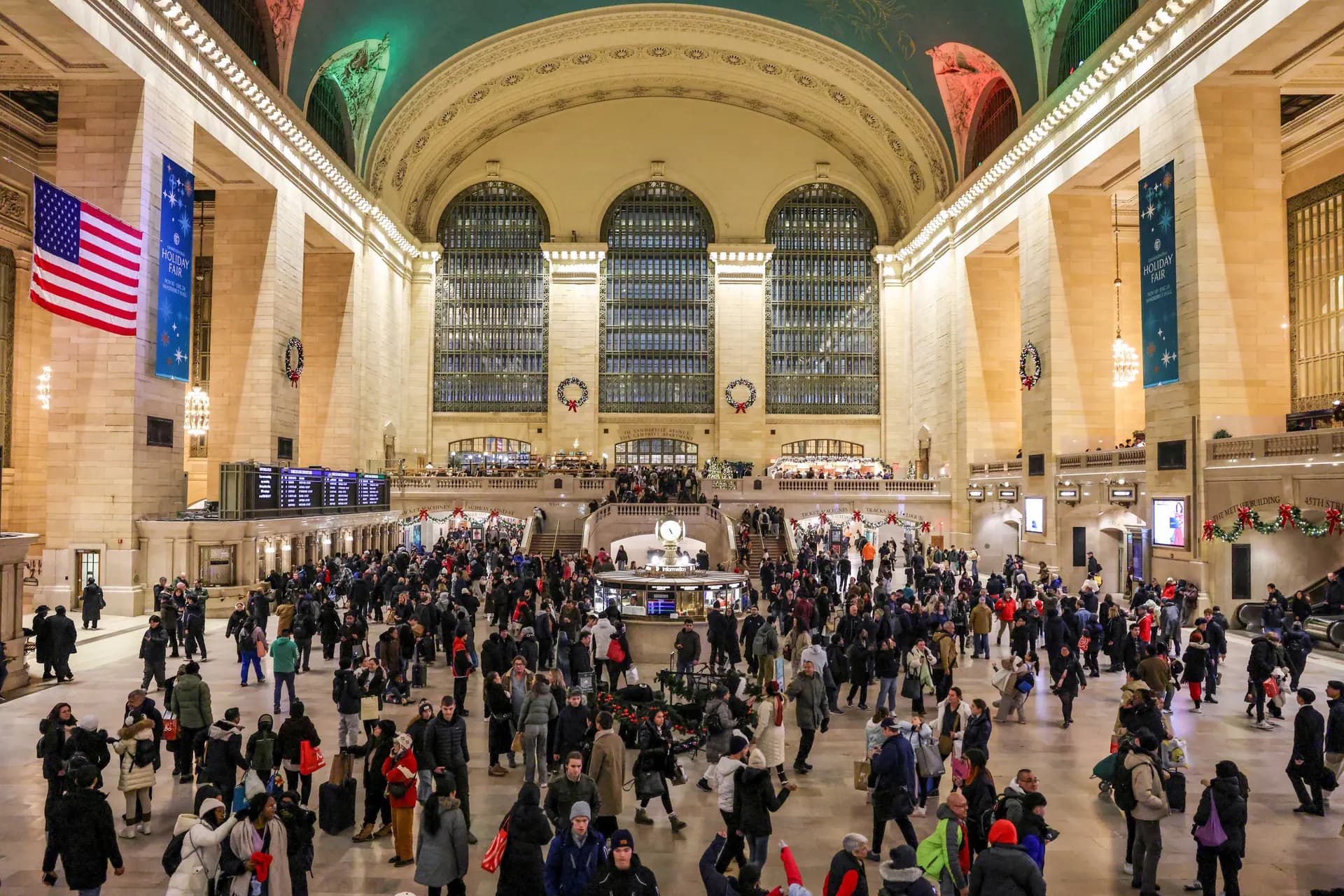 Personas avanzan por la estación Grand Central en la ciudad de Nueva York, el 23 de diciembre de 2025. Angela Weiss/AFP vía Getty Images