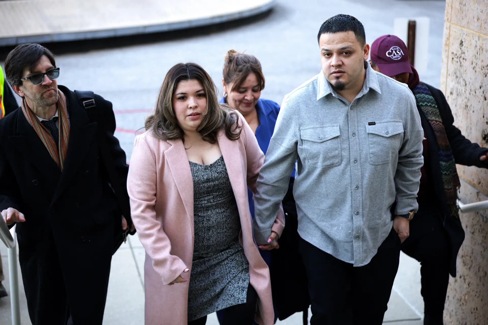 Kilmar Abrego García llega con su esposa Jennifer Vasquez Sura y su abogado Simon Sandoval-Moshenberg (izq.) al Tribunal de Distrito de Estados Unidos para el Distrito de Maryland en Greenbelt, Maryland, el 22 de diciembre de 2025. Abrego García, un inmigrante ilegal que fue deportado a la prisión de alta seguridad CECOT en El Salvador, luego enviado de regreso a Estados Unidos y liberado después de que el tribunal determinó que su detención fue ilegal, asiste a una audiencia sobre si el Servicio de Inmigración y Control de Aduanas puede volver a detenerlo. Alex Wong/Getty Images