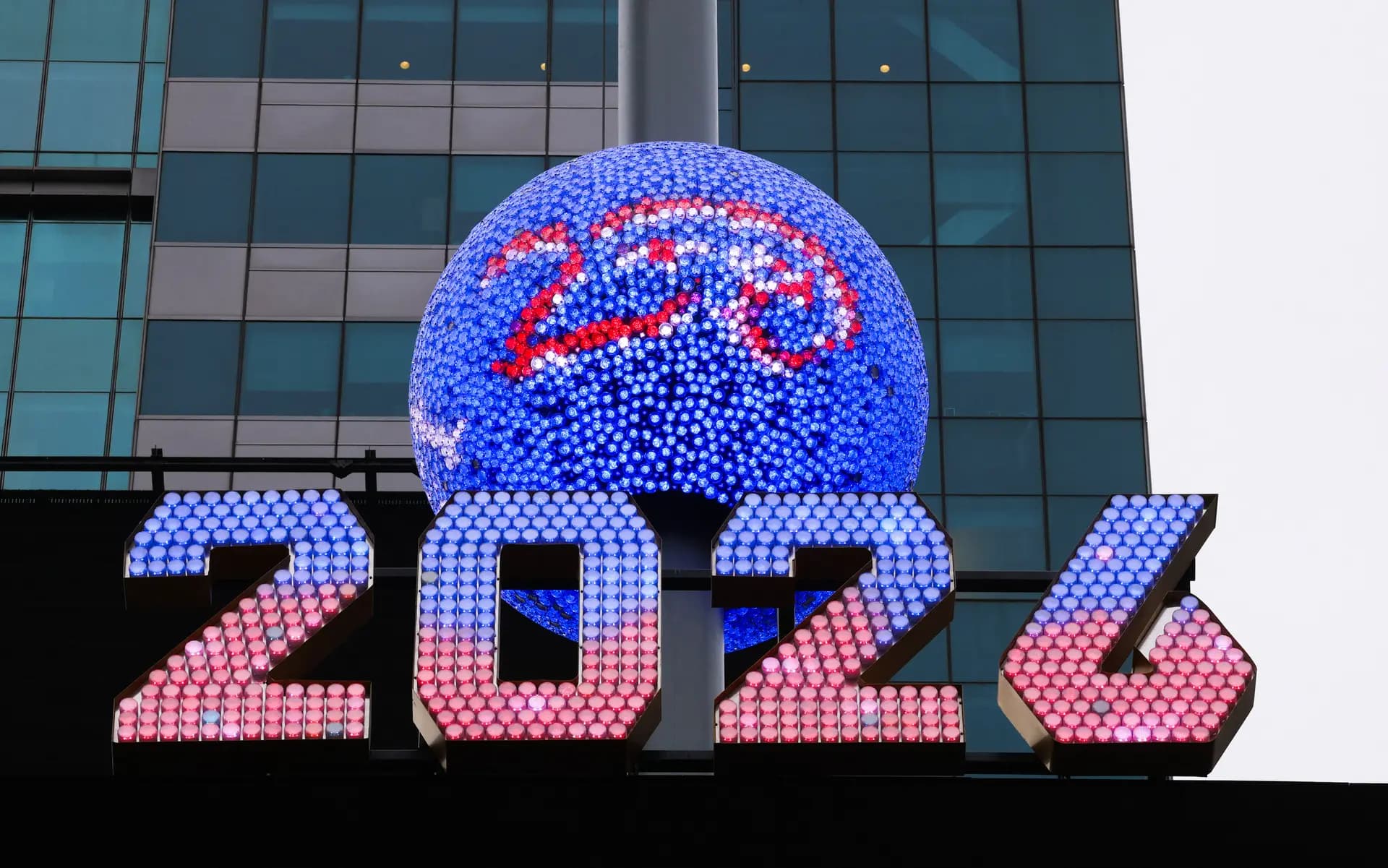 Números de 7 pies de altura que presentan “2026” se exhiben durante una ceremonia de iluminación en One Times Square en la ciudad de Nueva York, el 26 de diciembre de 2025, antes de la celebración de Nochevieja de este año en Times Square. Timothy A. Clary/AFP vía Getty Images