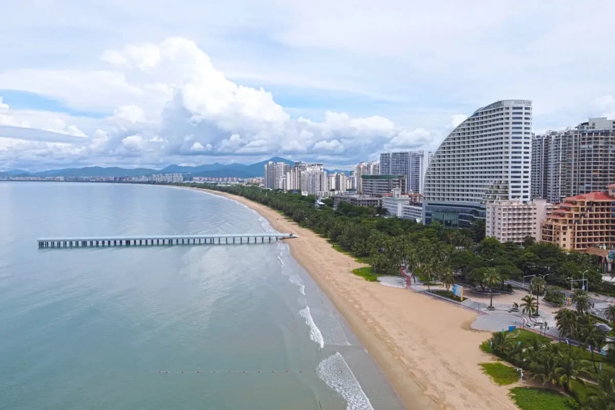 Fotografía aérea que muestra una playa vacía en un área cerrada y restringida debido a un brote de COVID-19, en Sanya, en la provincia de Hainan, en el sur de China, el 6 de agosto de 2022. (CNS/AFP vía Getty Images)