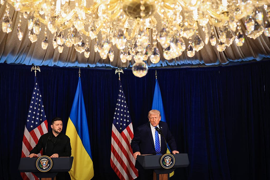 El presidente de EE. UU. Donald Trump y el presidente ucraniano Volodímir Zelenski ofrecen una conferencia de prensa tras su reunión en el club Mar-a-Lago de Trump el 28 de diciembre de 2025 en Palm Beach, Florida, para trabajar en el plan de paz propuesto por Estados Unidos para poner fin a la guerra en Ucrania, cerca del cuarto aniversario de la invasión de Rusia el 24 de febrero de 2022. (Foto de Joe Raedle/Getty Images)