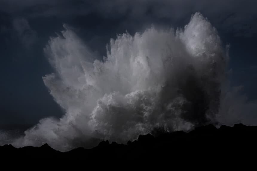 DEPOE BAY, OREGÓN - 24 DE OCTUBRE: Fuertes olas rompen contra la costa de Oregón mientras un sistema de tormentas ciclónicas se desplaza sobre el noroeste de Estados Unidos el 24 de octubre de 2021 en Depoe Bay, Oregón. Las fuertes lluvias y el viento pueden causar inundaciones en algunas partes de la región, pero podrían ayudar a las zonas de California que luchan contra los incendios forestales. (Foto de Nathan Howard/Getty Images).