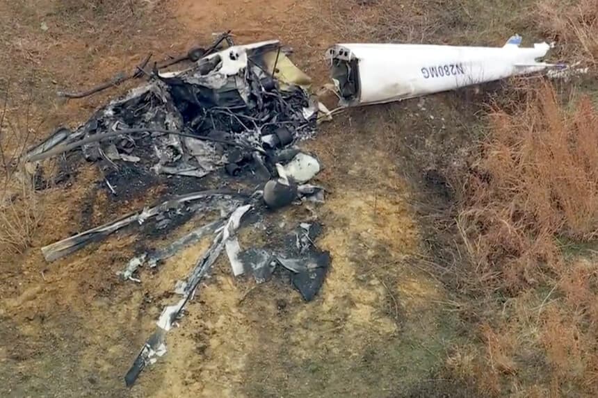 Imagen Ilustrativa: Se muestran los restos de un helicóptero tras el accidente de dos helicópteros en Hammonton, Nueva Jersey, el 28 de diciembre de 2025. (WPVI-TV/6ABC vía AP)