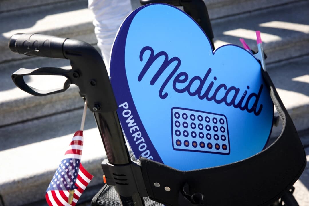 Un cartel en apoyo a Medicaid descansa sobre un andador en las escaleras del Capitolio de los Estados Unidos en Washington, el 27 de abril de 2025. Bryan Dozier/Middle East Images/AFP vía Getty Images