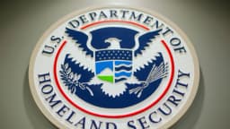 Detienen a líder islámico de Milwaukee, acusado de fraude migratorio y antecedentes penales