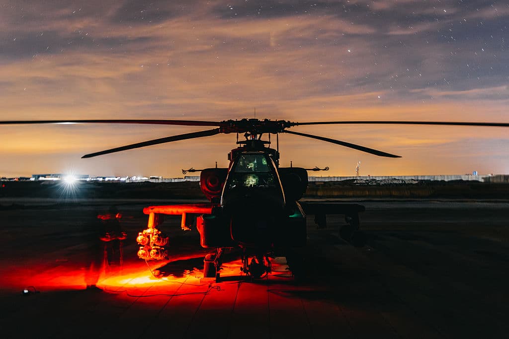 Helicóptero de ataque AH-64 Apache del Ejército de EE. UU. se prepara para apoyar la Operación Ataque Ojo de Halcón en el área del Comando Central de EE. UU. el 19 de diciembre. El ejército estadounidense anunció ataque a más de 70 objetivos en múltiples ubicaciones en el centro de Siria la noche del 19 de diciembre en respuesta a un reciente ataque contra personal estadounidense en Siria por presuntos militantes del Estado Islámico. (Foto del Ejército de EE. UU. vía Getty Images)