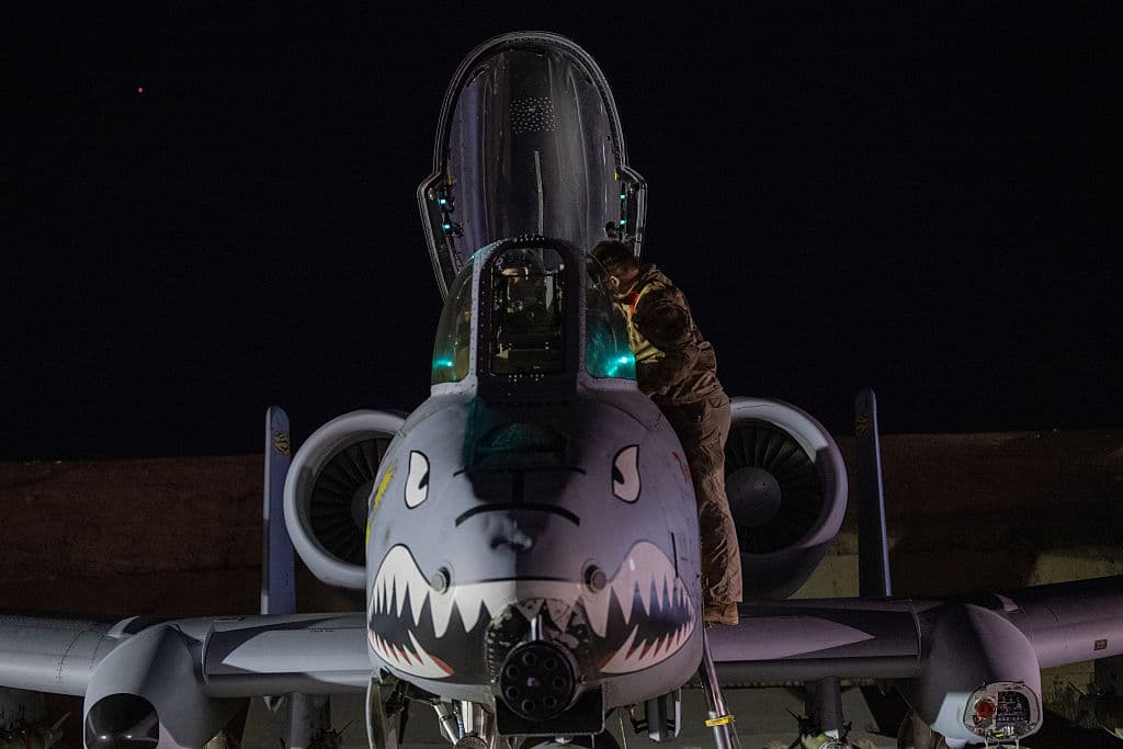 Aviador estadounidense prepara un A-10 Thunderbolt II para el vuelo desde una base en el área de responsabilidad del Comando Central de EE. UU. el 19 de diciembre, en apoyo de la Operación Ataque Ojo de Halcón. El ejército estadounidense anunció que había atacado más de 70 objetivos en múltiples ubicaciones en el centro de Siria durante la noche del 19 de diciembre en respuesta a un reciente ataque contra personal estadounidense en Siria por presuntos militantes del Estado Islámico. (Foto de la Fuerza Aérea de EE. UU. vía Getty Images)