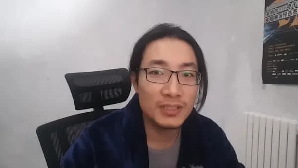 Guan Heng habla en su vídeo de YouTube en el que documenta su viaje a la región occidental de Xinjiang, en China, en octubre de 2020. (Captura de pantalla/The Epoch Times)