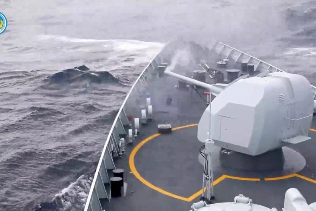 Captura de pantalla de un video publicado por el Comando del Teatro de Operaciones Oriental del Ejército Popular de Liberación (EPL) de China, que muestra humo saliendo del arma en un barco después de disparar durante ejercicios al este de Taiwán el 29 de diciembre de 2025. (Comando del Teatro de Operaciones Oriental/Folleto vía Reuters)