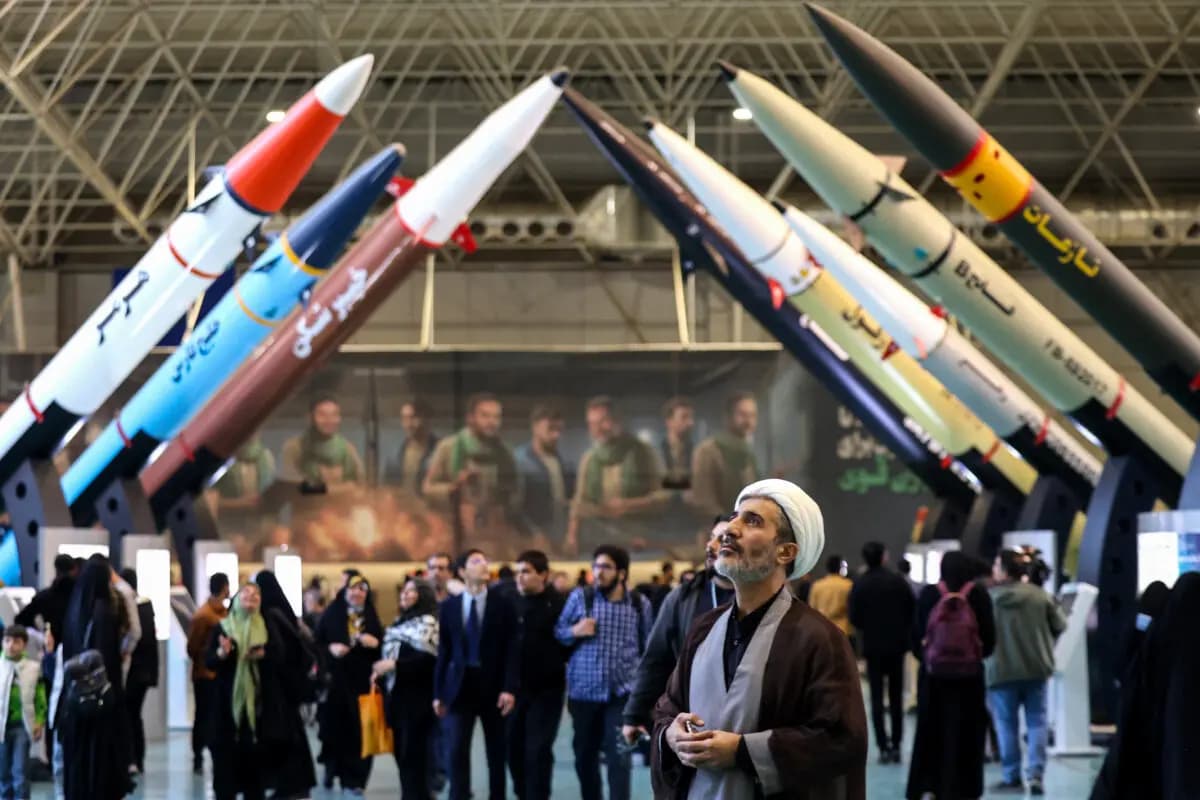 <em>Iraníes visitan una exposición de avances en misiles y drones en Teherán el 12 de noviembre de 2025. (Atta Kenare/AFP vía Getty Images)</em>