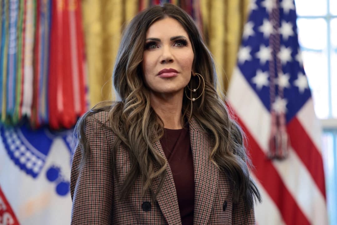 La secretaria de Seguridad Nacional de EE. UU., Kristi Noem, en la Casa Blanca en Washington, el 17 de noviembre de 2025. (REUTERS/Evelyn Hockstein)