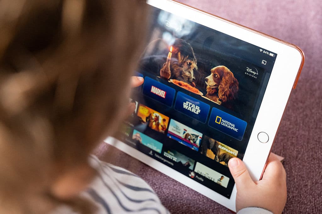 Un niño ve Disney+ en su iPad en casa. (Foto de RICCARDO MILANI/Hans Lucas/AFP vía Getty Images)