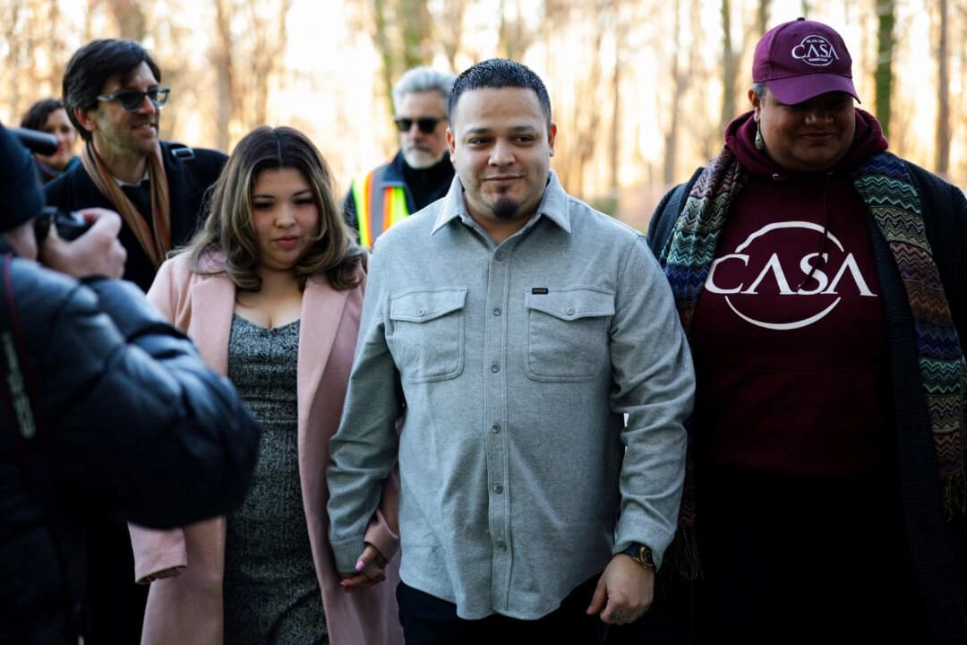 Kilmar Abrego García (centro) llega con su esposa Jennifer Vásquez Sura (segunda desde la izquierda) y su abogado Simon Sandoval-Moshenberg (izquierda) a la Corte de Distrito de Estados Unidos para el Distrito de Maryland en Greenbelt, Maryland, el 22 de diciembre de 2025. (Alex Wong/Getty Images)