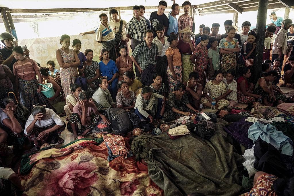 Los dolientes reaccionan durante el funeral de las víctimas de un bombardeo militar en Mrauk-U, Birmania, el 26 de agosto de 2025. Según testigos, un ataque aéreo sobre la ciudad controlada por los rebeldes causó la muerte de al menos 12 personas. (AFP vía Getty Images).