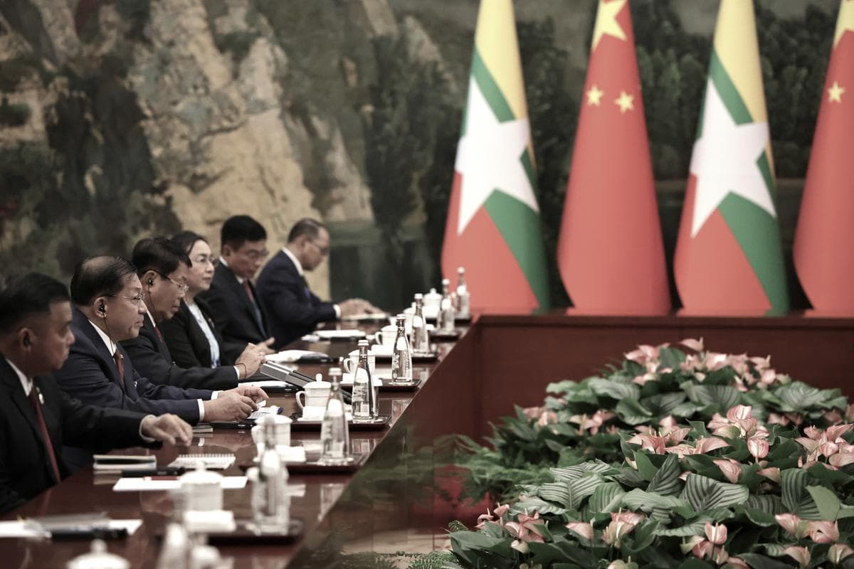 El jefe militar de Myanmar, el general Min Aung Hlaing (2.º por la izquierda), habla durante una reunión bilateral con el presidente chino Xi Jinping, antes de la Cumbre de la Organización de Cooperación de Shanghái (OCS) de 2025, en la Casa de Huéspedes de Tianjin, el 30 de agosto de 2025 en Tianjin, China. (Andrés Martínez Casares - Pool/Getty Images).