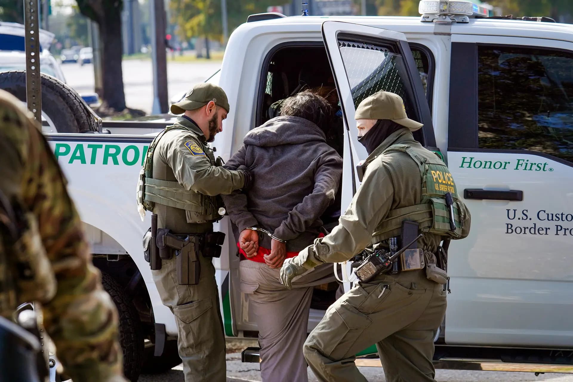 Agentes de la Patrulla Fronteriza detienen a un hombre en Nueva Orleans el 3 de diciembre de 2025, el primer día de una operación en Luisiana puesta en marcha por Seguridad Nacional como parte de la ofensiva contra la inmigración. (Ryan Murphy/Getty Images)