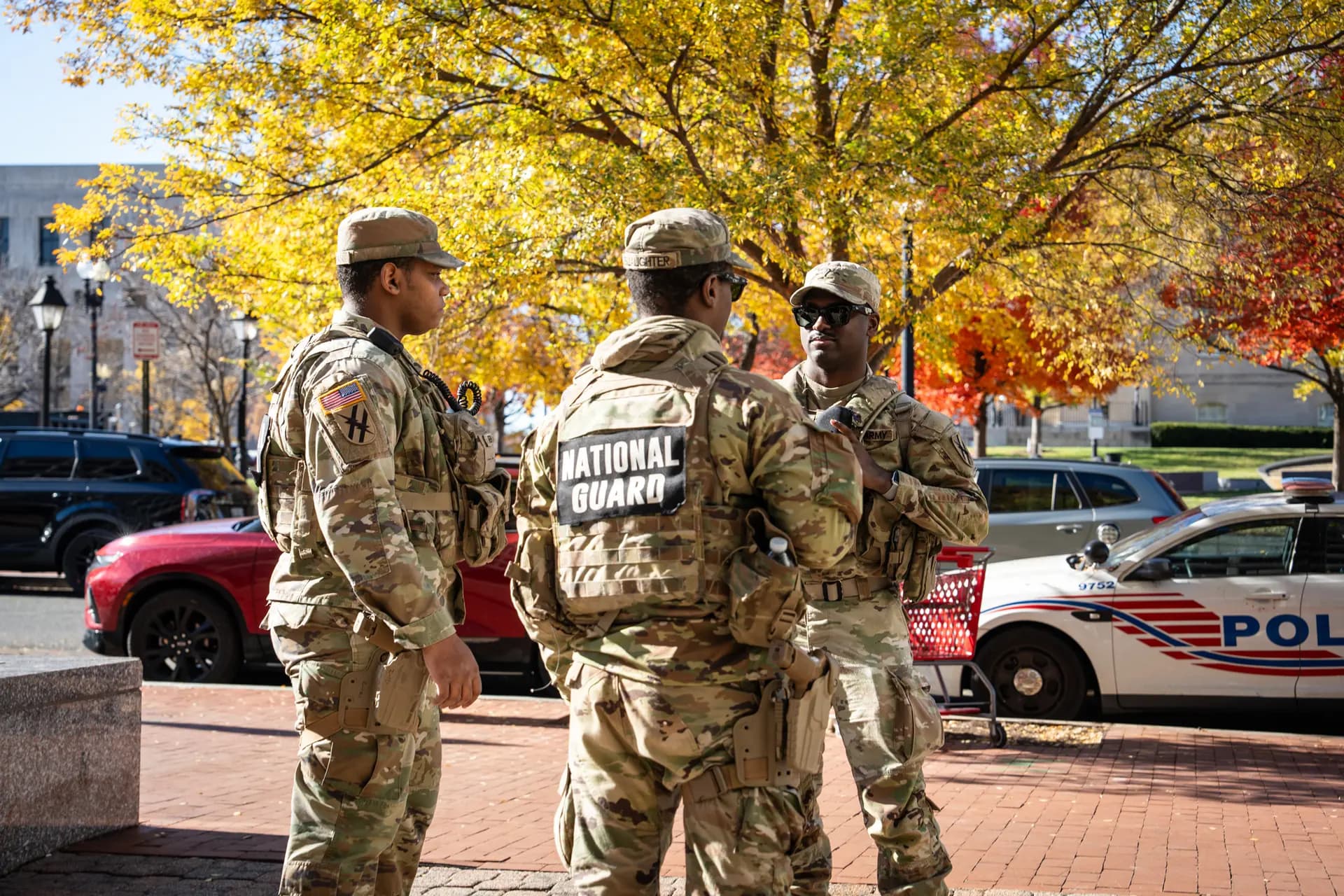 Miembros de la Guardia Nacional en la parada de metro de Judiciary Square en Washington el 24 de noviembre de 2025. (Madalina Kilroy/The Epoch Times)